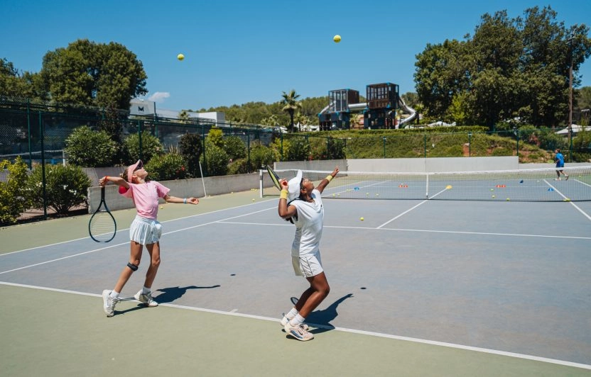 Filles service au tennis