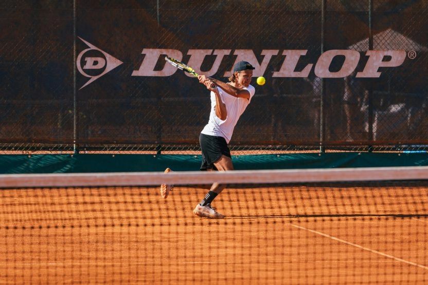 revers à deux mains tennis terre battue