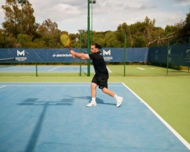 joueur de tennis au tennis center Mouratoglou Cala di Volpe