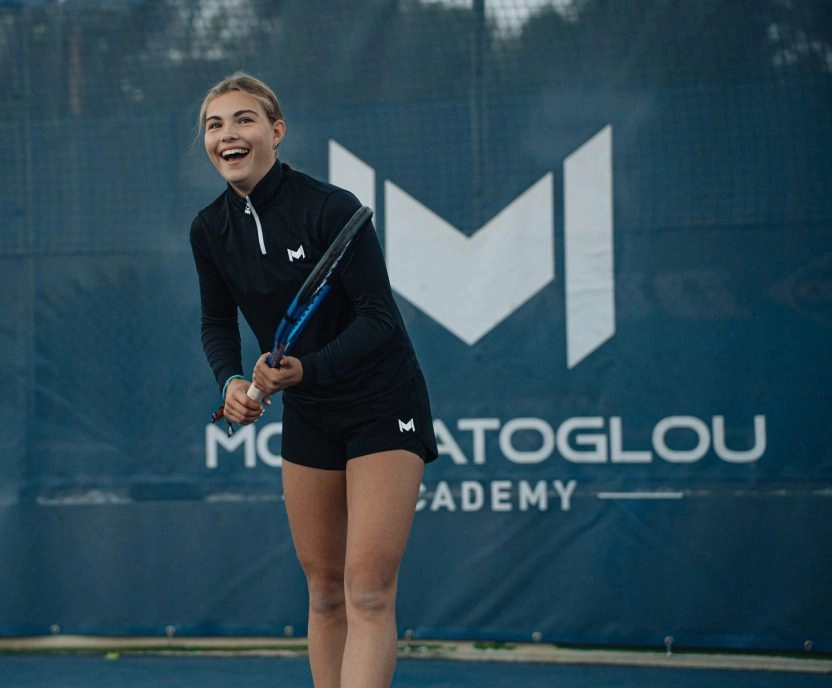 Fille heureuse en jouant au tennis