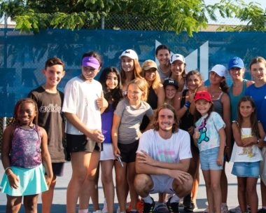 Stefanos Tsitsipas présent lors d'un stage d'été à la Mouratoglou Academy