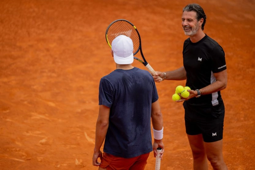 Patrick Mouratoglou avec des balles