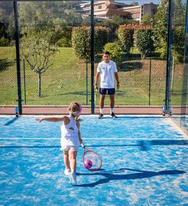 Enfant avec balle de tennis en mousse