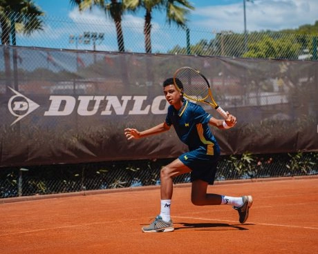 Revers slicé au tennis jeune