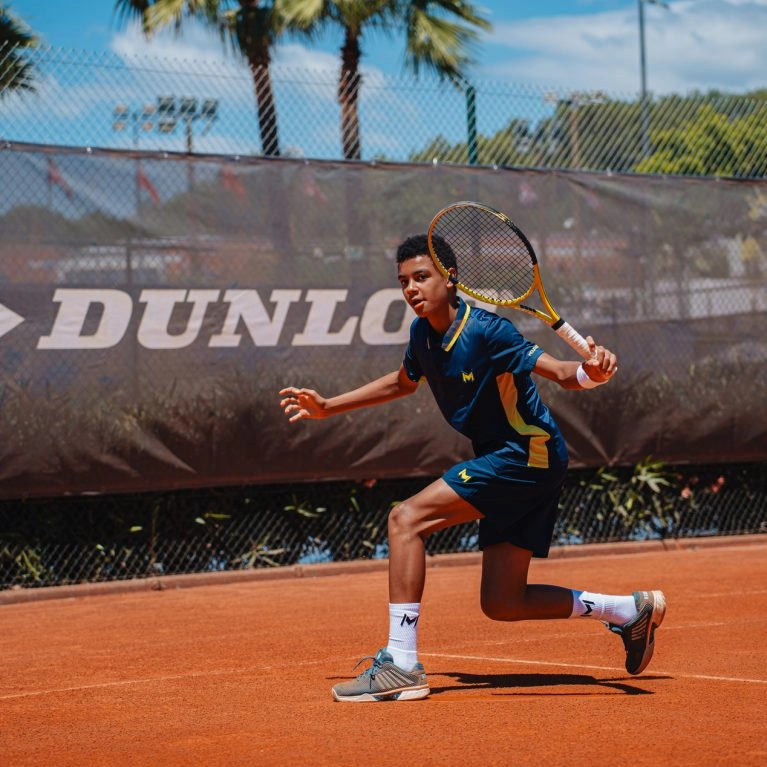 Revers slicé au tennis jeune