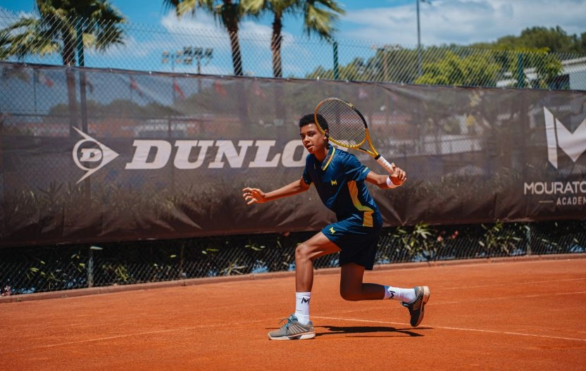 Revers slicé au tennis jeune