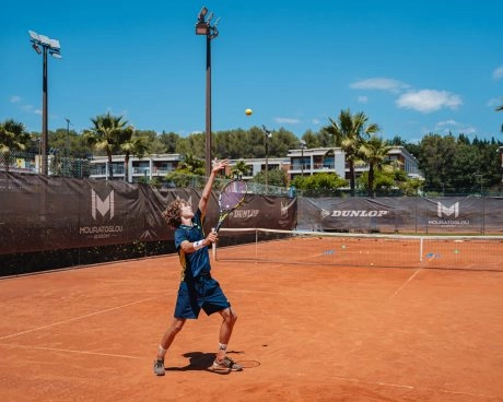 Primo servizio di tennis su terra battuta