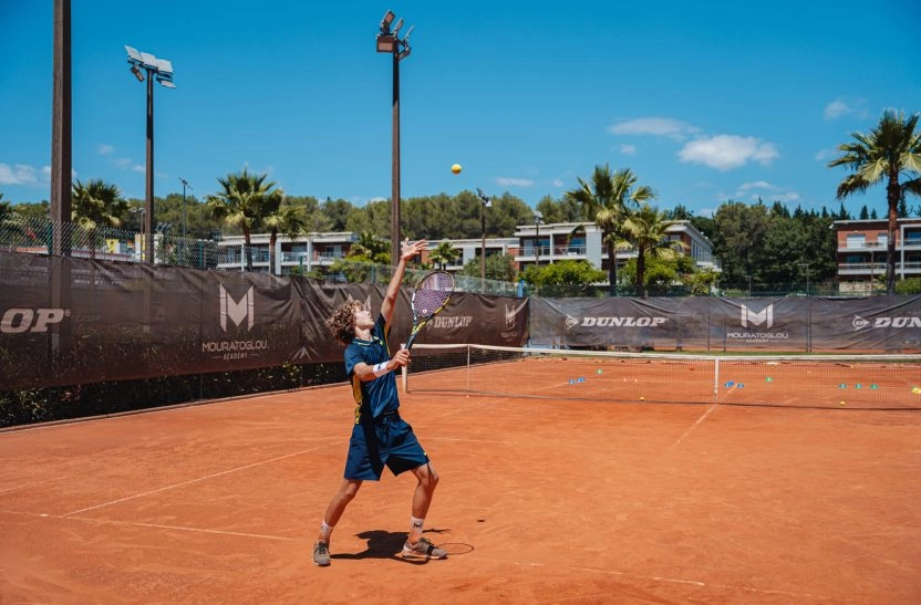 Primo servizio di tennis su terra battuta