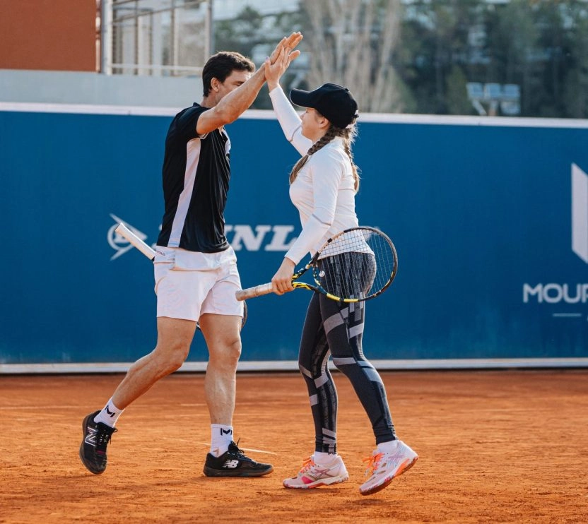 coach et joueuse se tapent la main