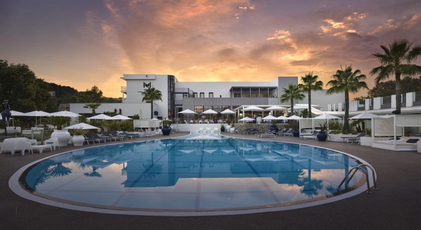 piscine raquette tennis hotel mouratoglou academy