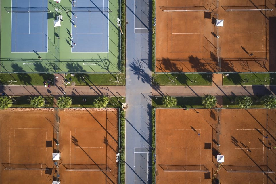 vue aerienne court tennis terre battue académie mouratoglou