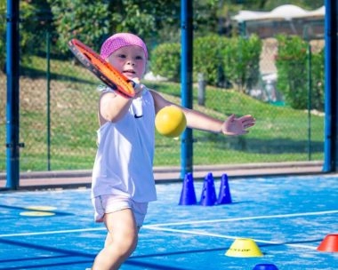 Enfant avec balle de tennis en mousse