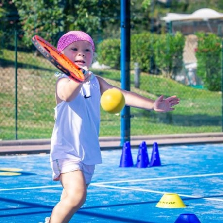 Enfant avec balle de tennis en mousse