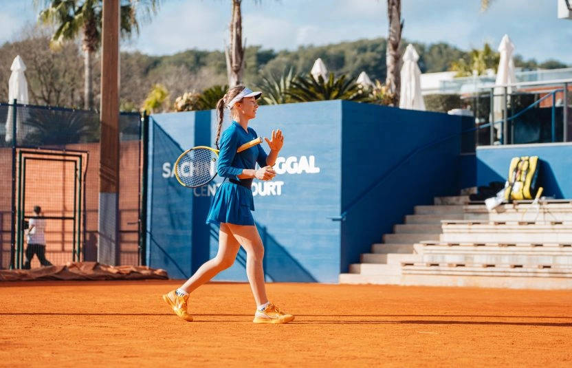 Court central femme qui joue au tennis Mouratoglou