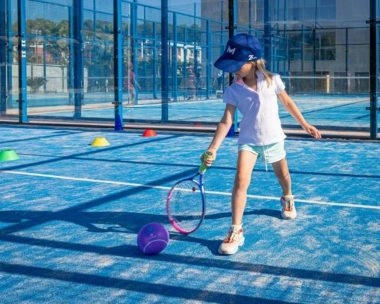 Enfant avec balle de tennis en mousse