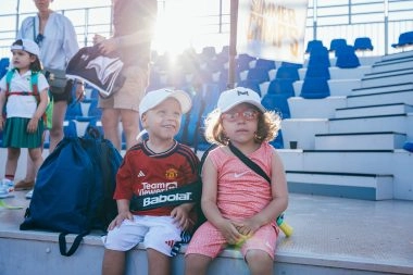 Enfants sur le bord du terrain