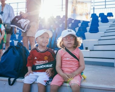 Enfants sur le bord du terrain