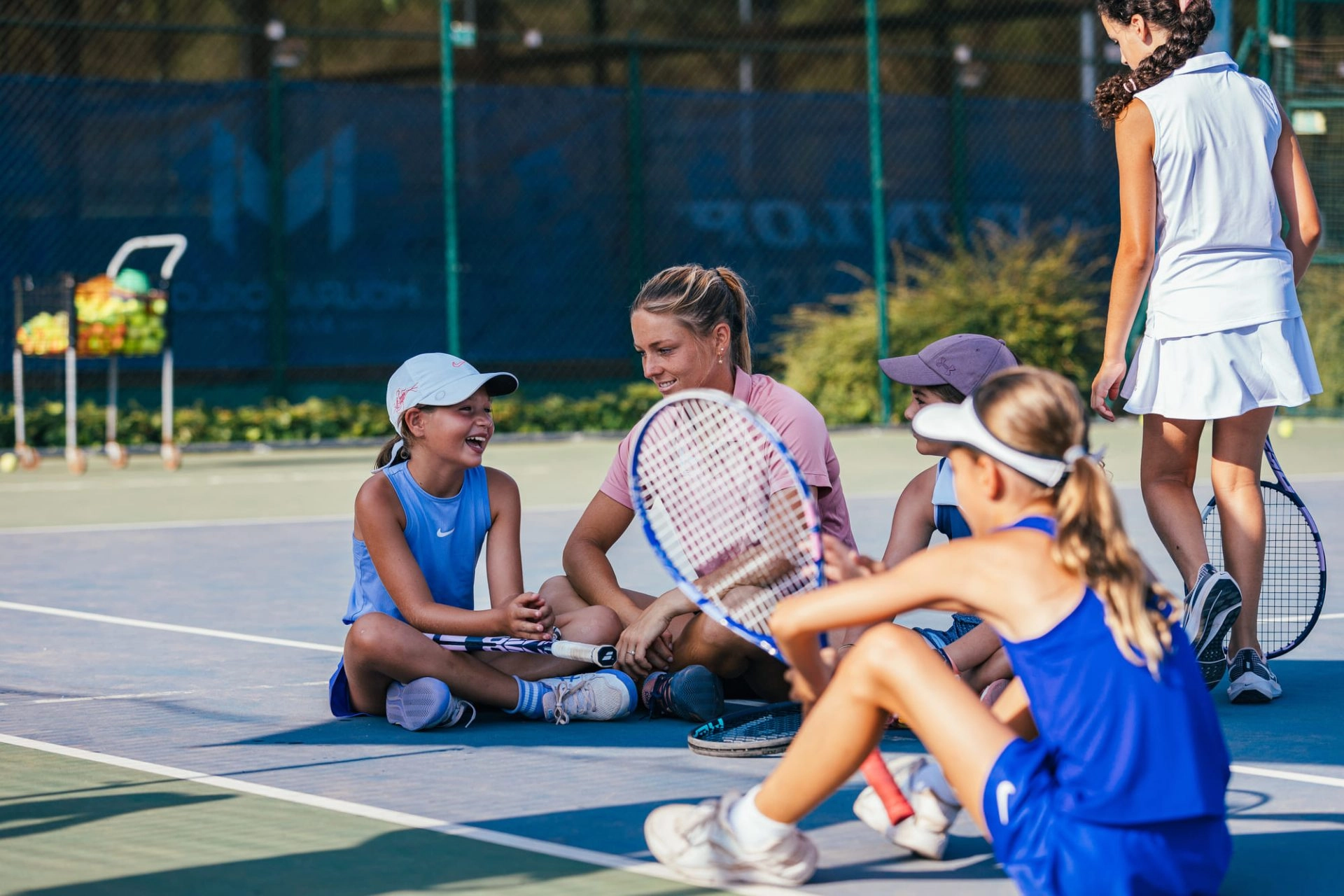 Enfants en rond avec un coach