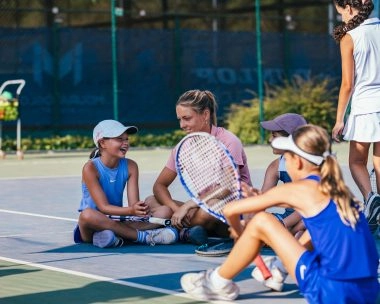 Enfants en rond avec un coach