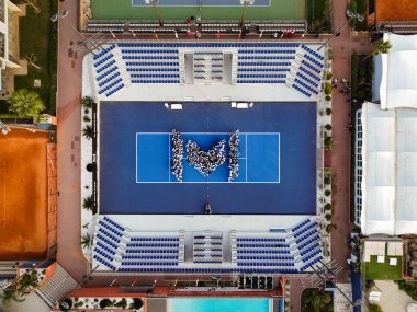 Académie mouratoglou vue aerienne court centrale avec tribune