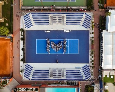 Académie mouratoglou vue aerienne court centrale avec tribune