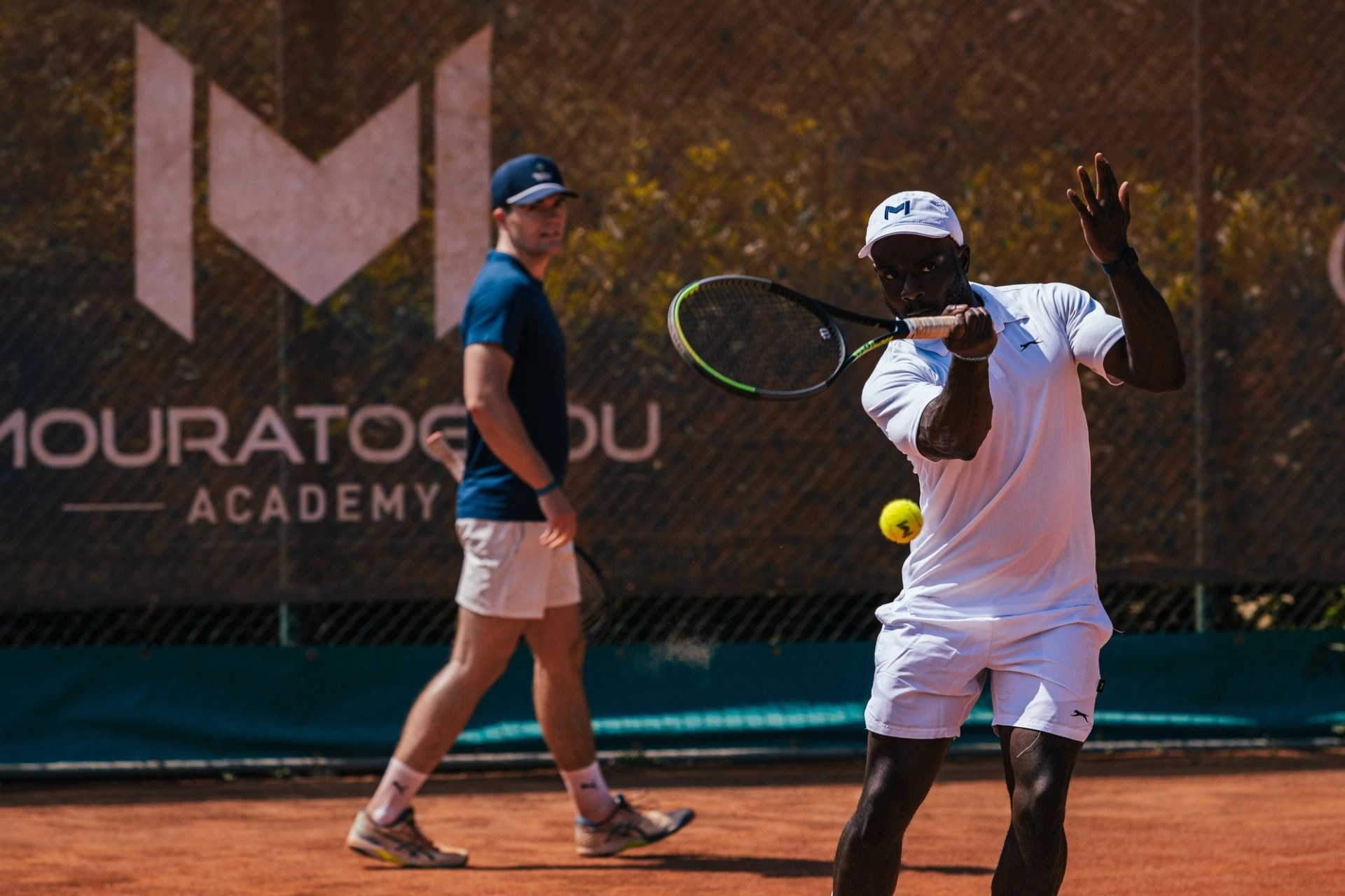 tennisman adulte à la volée