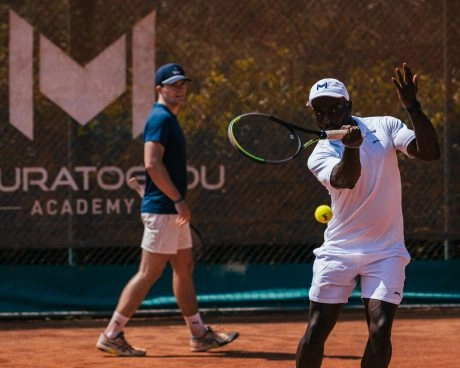 tennisman adulte à la volée