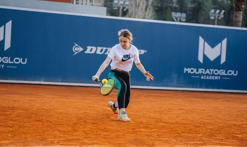 volée tennis fille terre battue