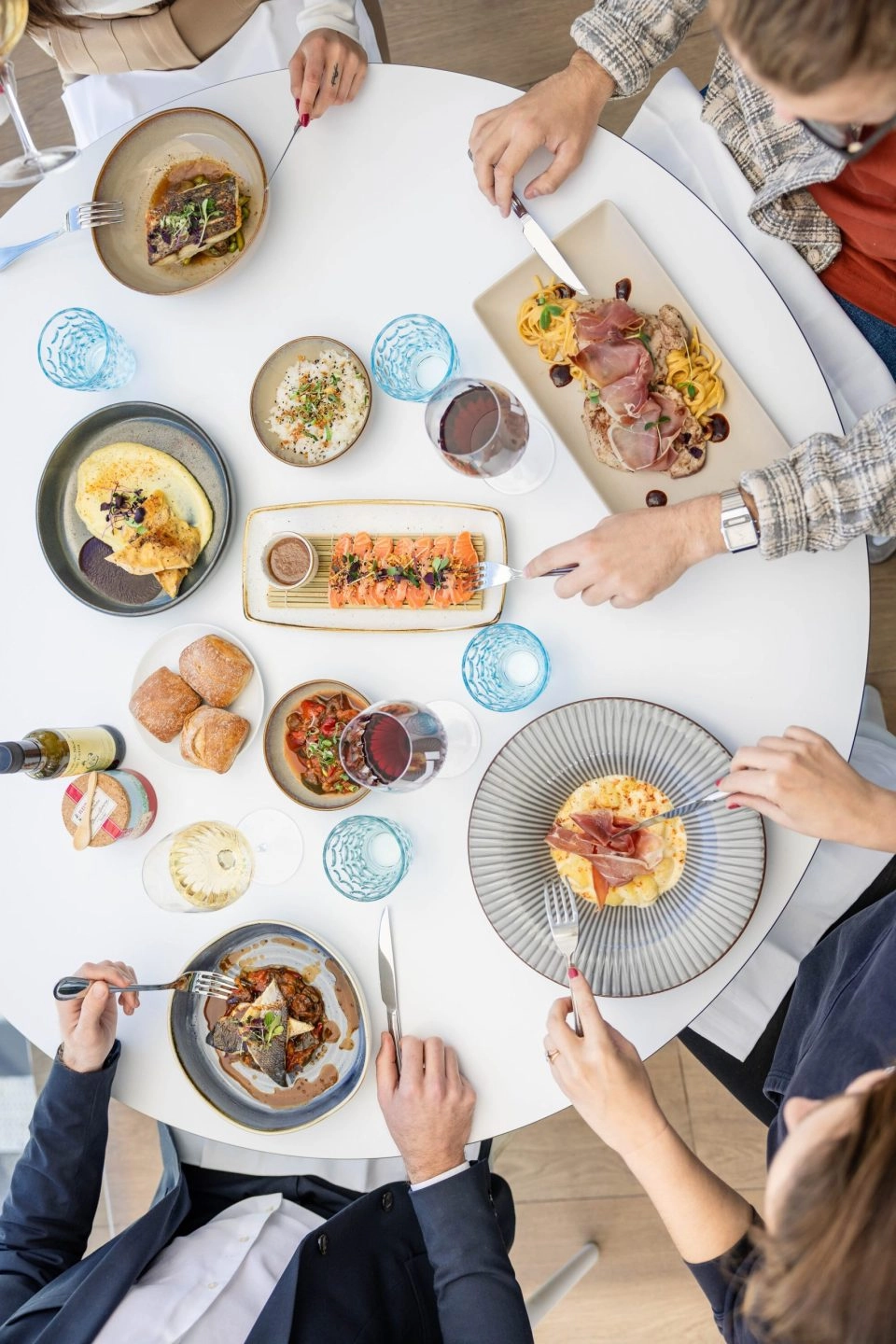 plein de plats au restaurant